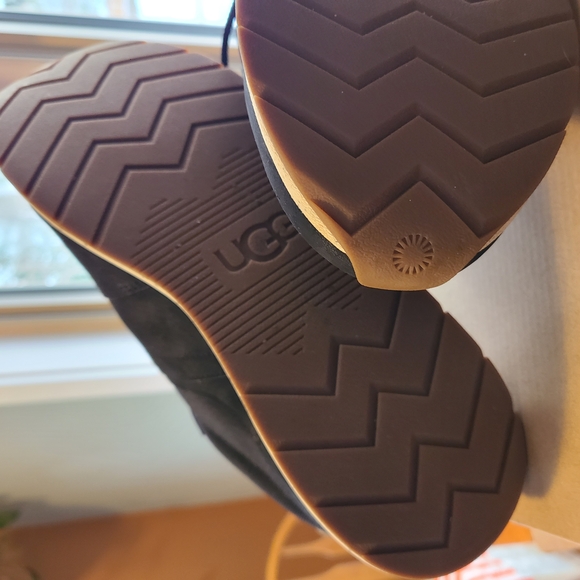 UGG Black ReTrainer Go Anywhere Sneakers 9.5 Excellent Condition & Comfortable - Picture 12 of 16